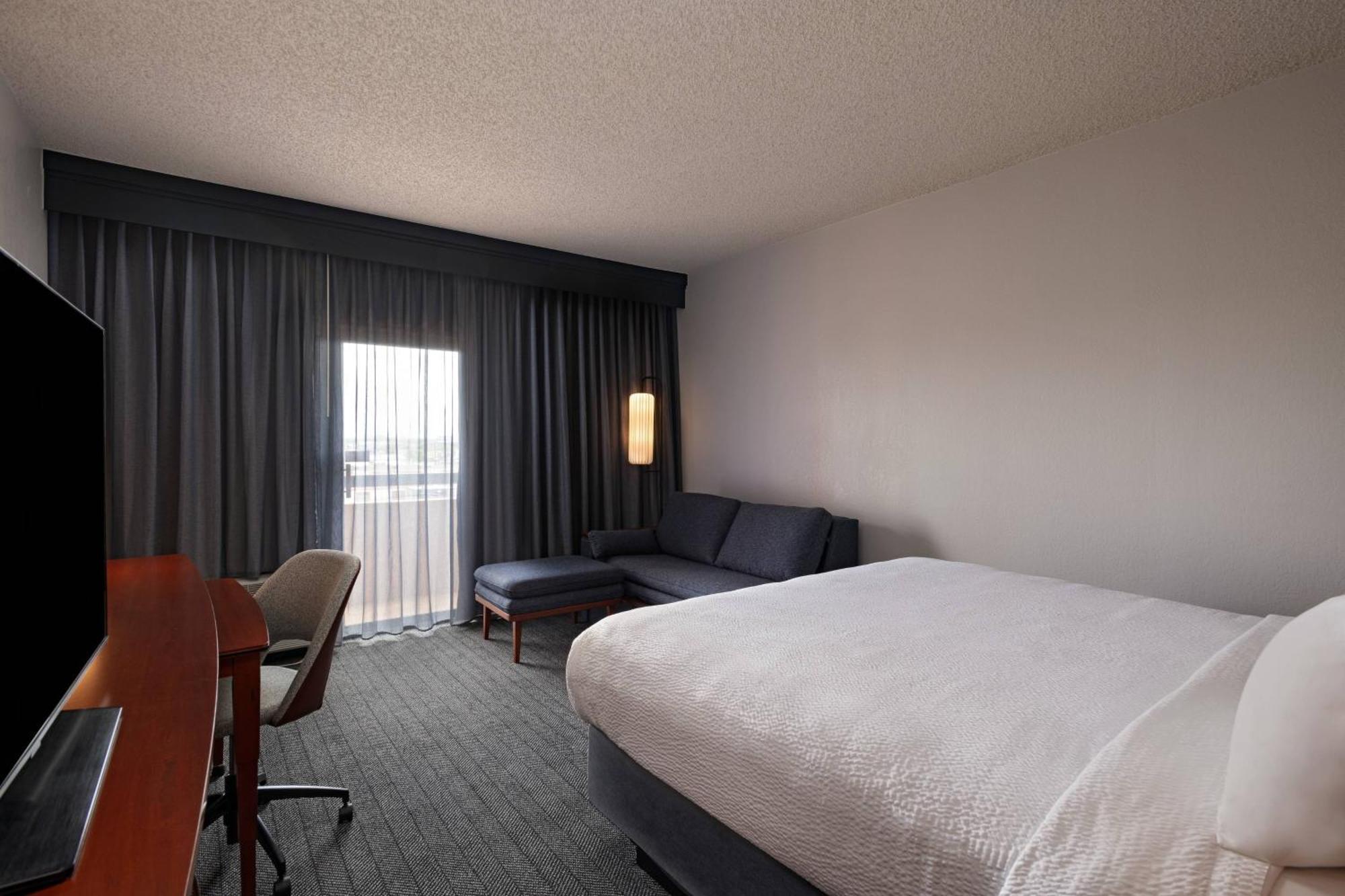 Courtyard By Marriott San Antonio Airport Hotel Exterior foto