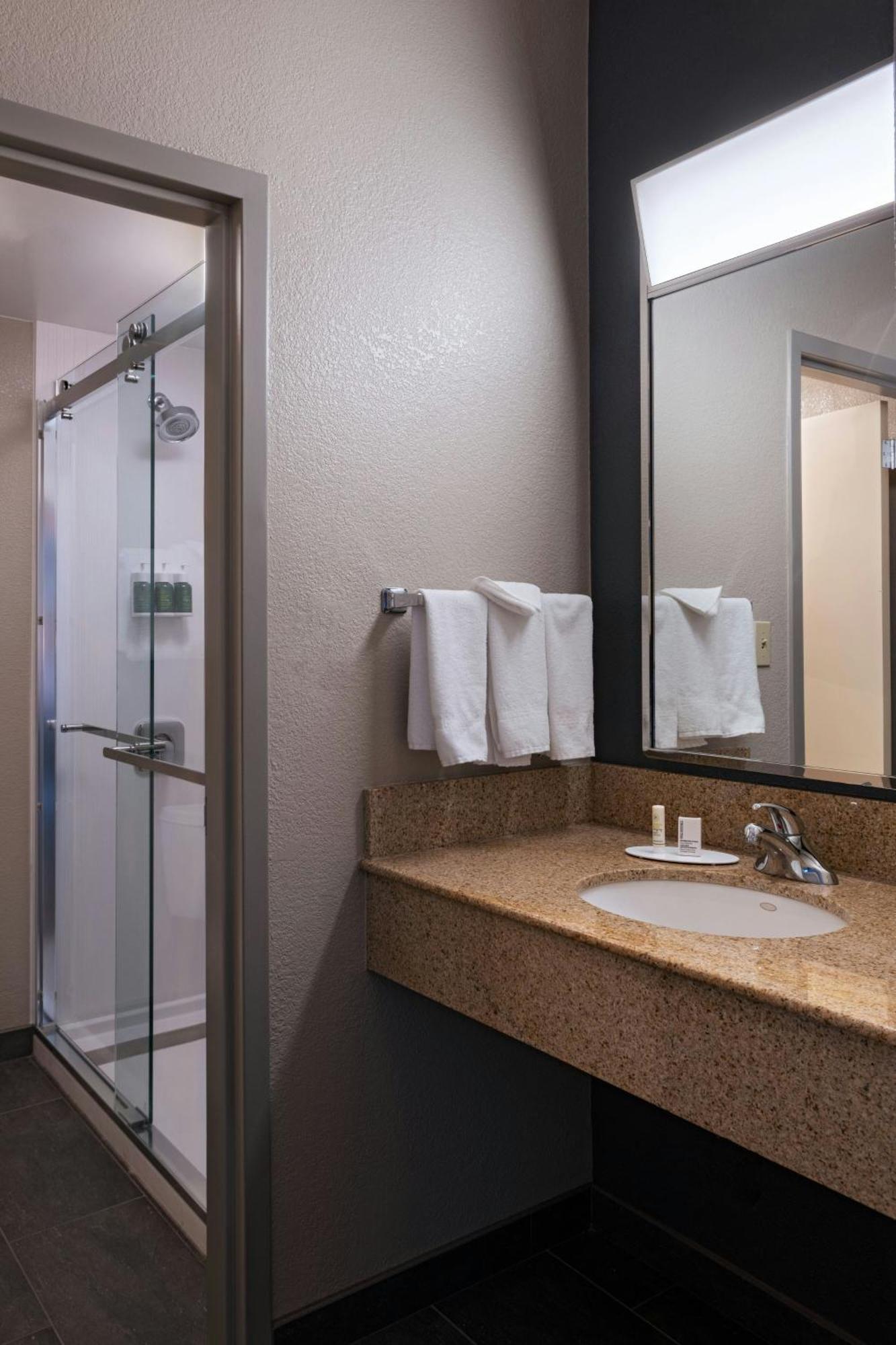 Courtyard By Marriott San Antonio Airport Hotel Exterior foto